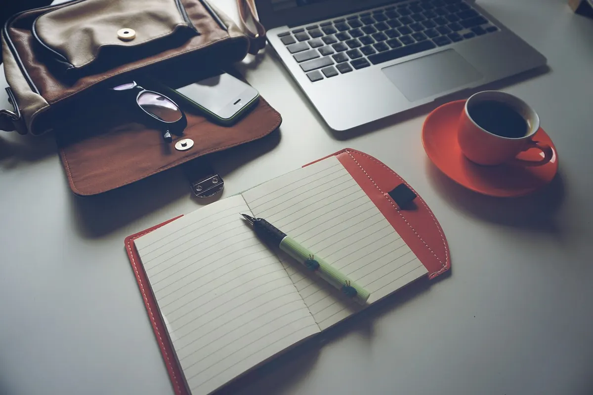 How to Choose a Diary: A Comparison of Bound, Loose-Leaf and Digital Formats